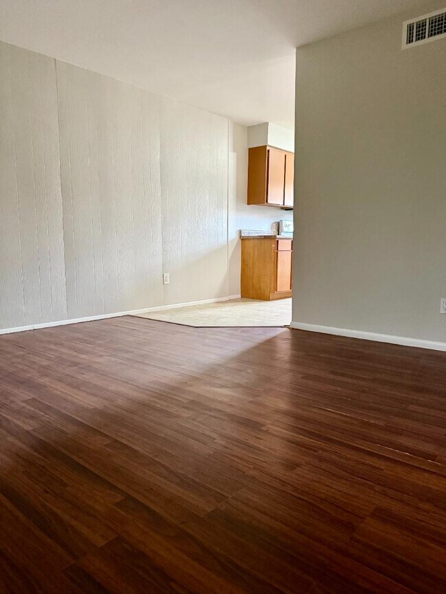 Building Photo - 825 E 5th St