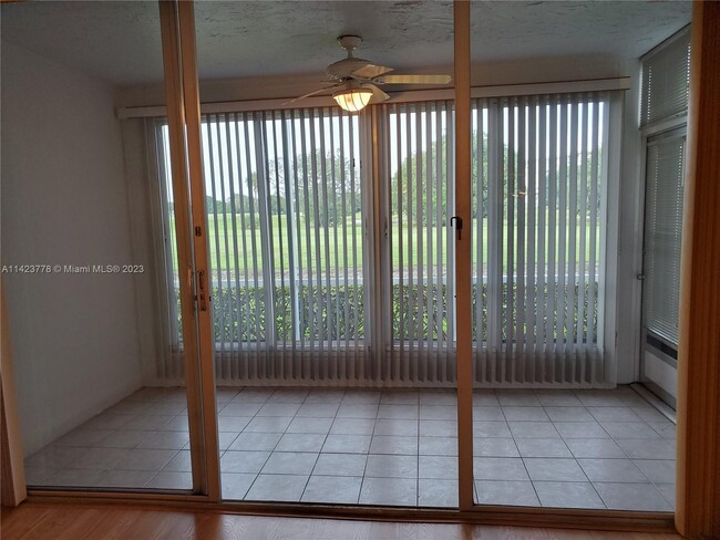 Building Photo - 2901 S Palm Aire Dr