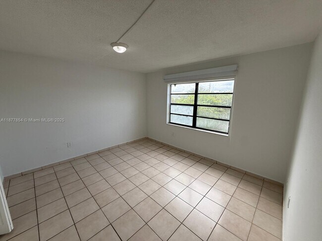 Building Photo - 1325 W 68th St