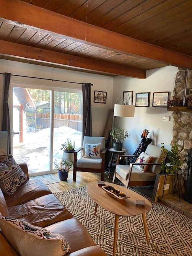 Building Photo - Lovely 3 Bedroom Home with Upgrades Throug...