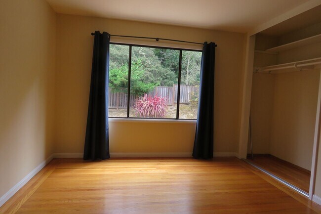 Building Photo - 49 Dellbrook Ave