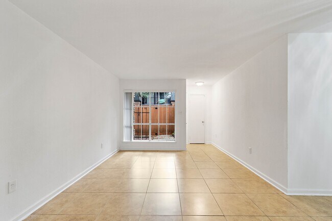 Building Photo - 711 Holiday Dr