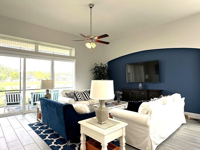 Building Photo - Fully Furnished, Stunning 4/4, Available I...