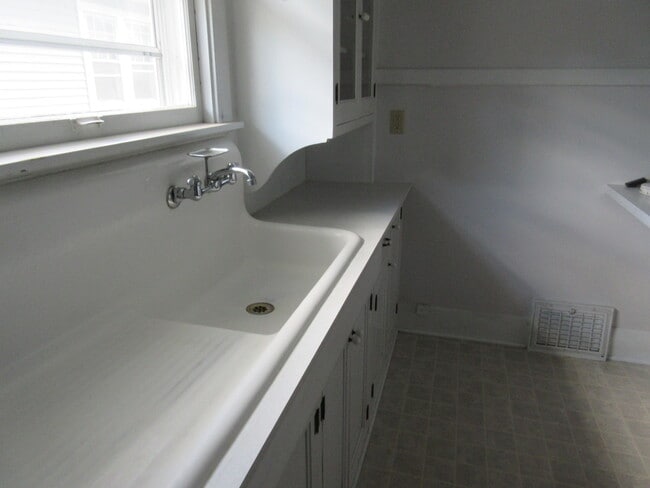 Building Photo - 2615 Taylor Ave