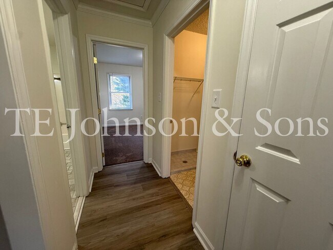 Building Photo - Charming 3-Bedroom Home with Rocking Chair Porch and Screened Back Patio