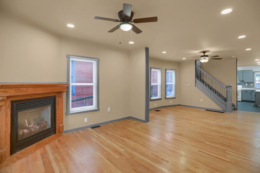 Living room - 844 Memorial Ave