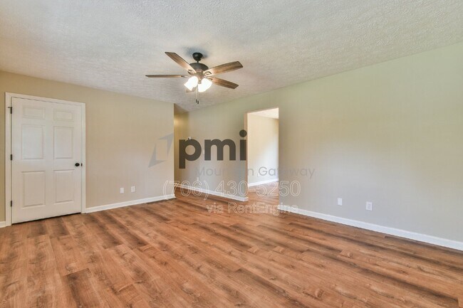 Building Photo - 138 Sunset Oaks Dr