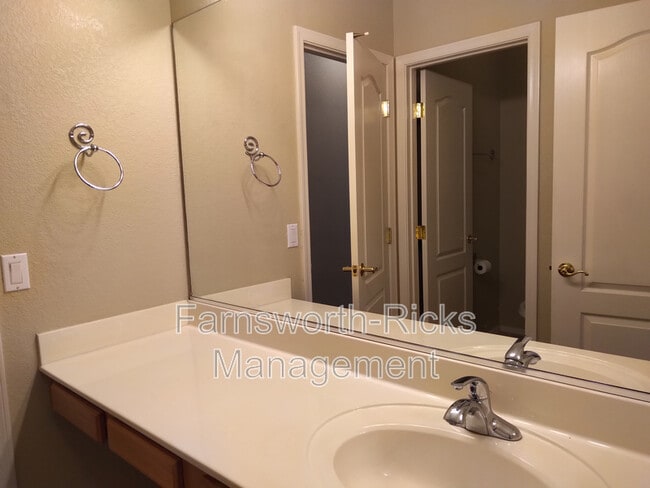 Building Photo - 1154 E Locust Dr