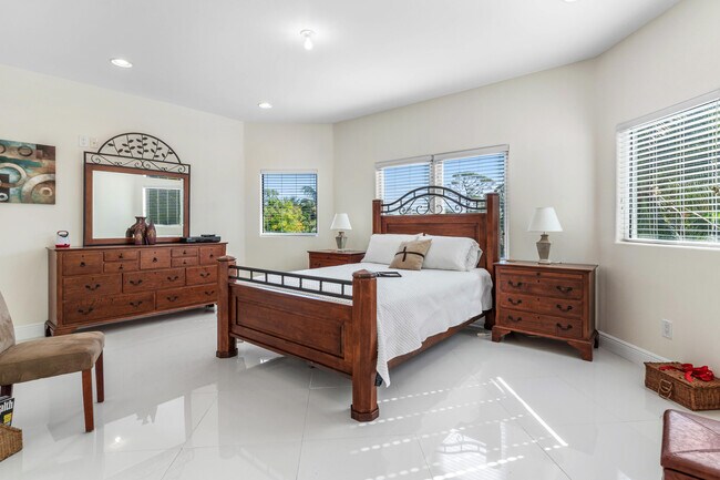 Building Photo - 1500 NE 4th Ct