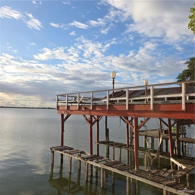 Building Photo - 26 Lago Vista Dr