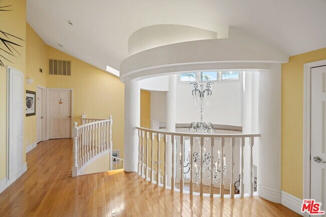 Building Photo - 2202 San Vicente Blvd