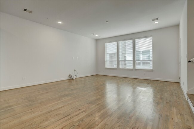 Building Photo - 954 W 18th St