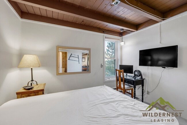 Building Photo - Treehouse Condo - 2 Bedroom/2 Bath Inviting Condo w/All Utilities On Bus Route