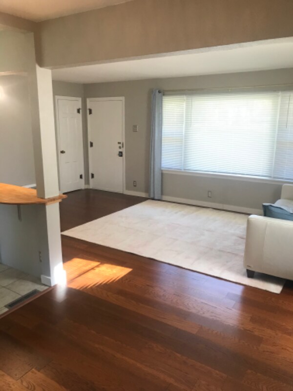 Building Photo - 825 Edgar Rd