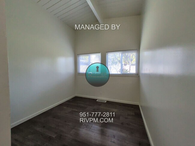 Building Photo - Mid-Century Modern Beauty with Spacious Backyard