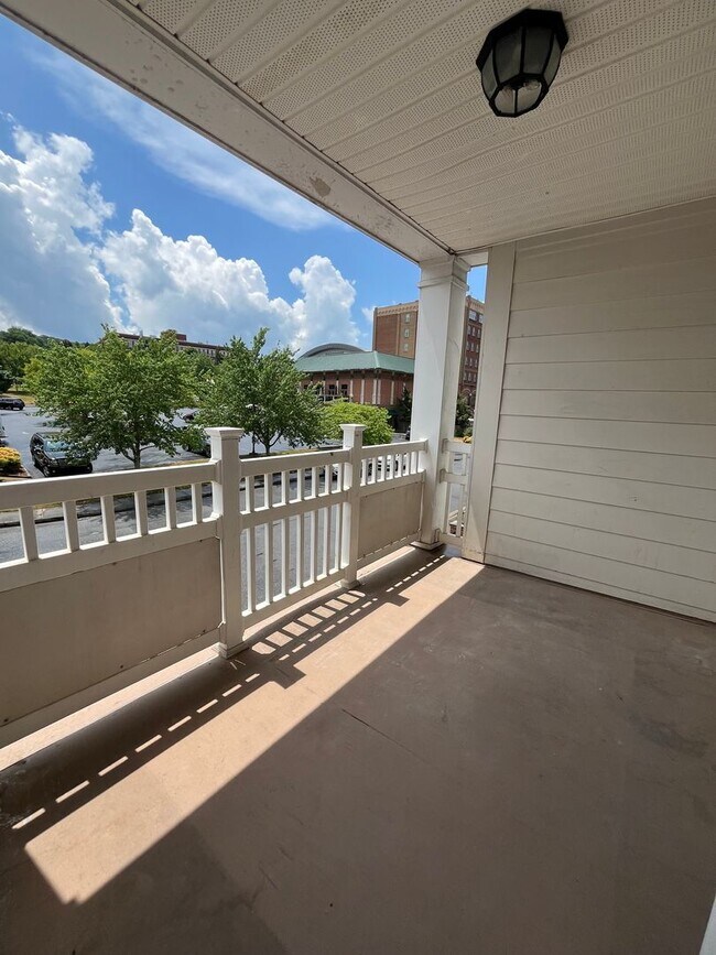 Building Photo - 3-bedroom, 2-bath Condo near ETSU, $1900 p...