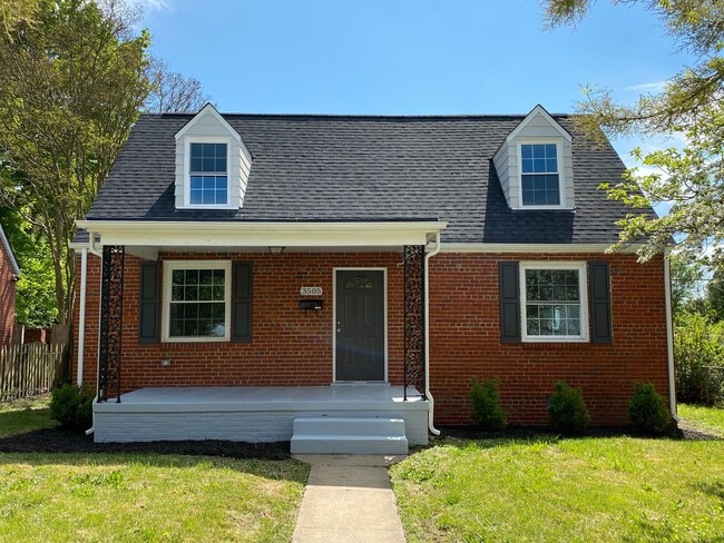 Primary Photo - Updated 4 Bedroom Home Convenient to Caryt...