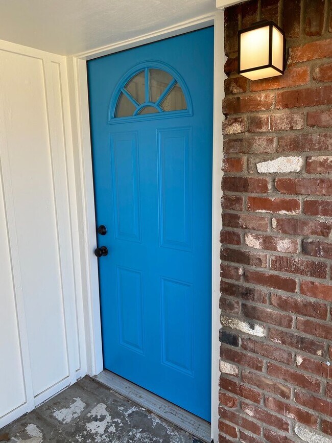 Building Photo - RECENT REMODEL!! 3 Bedroom, 1.5 Bathroom, ...