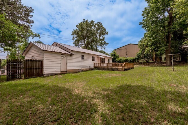Building Photo - 2538 Sycamore Ave