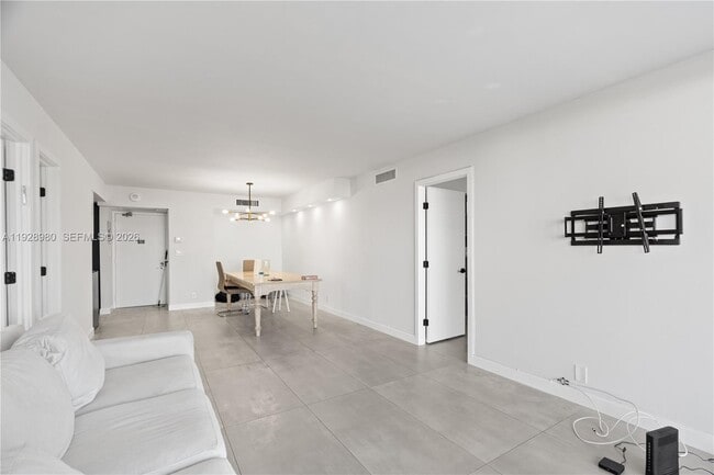 Building Photo - 20301 W Country Club Dr