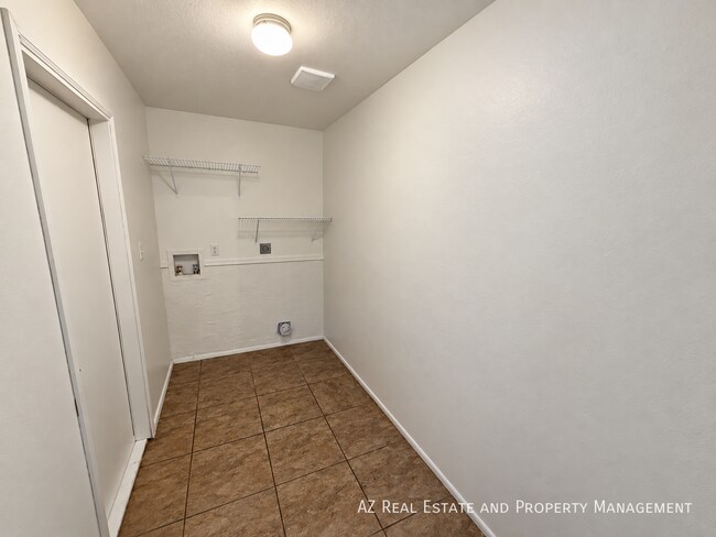 Building Photo - 4528 W Palm Ln