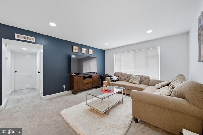 Building Photo - 10305 Montrose Ave