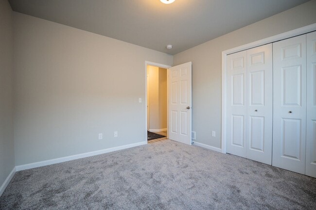 Building Photo - Quiet, clean and peaceful! Welcome home!