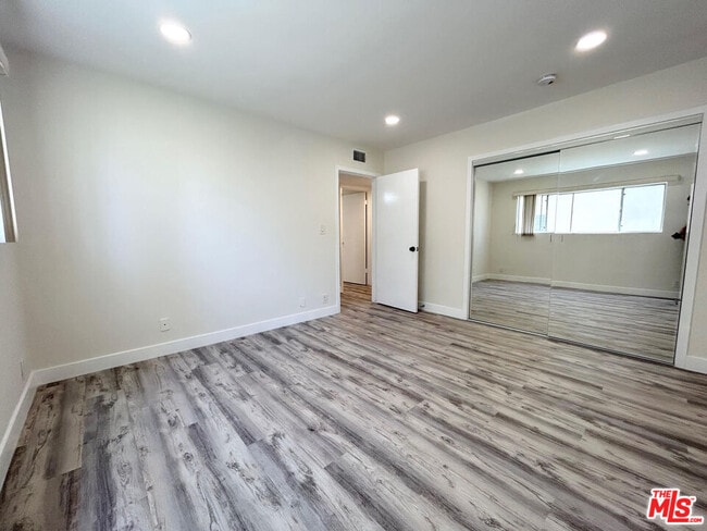 Building Photo - 439 S Oakhurst Dr