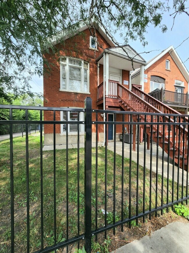 Primary Photo - 1332 S Claremont Ave