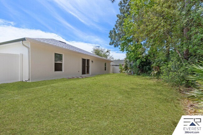 Building Photo - FULLY FENCED 3/2/2 IN THE HEART OF PALM COAST