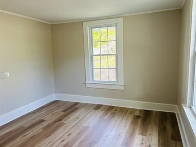 Building Photo - 3/2 Available Now!