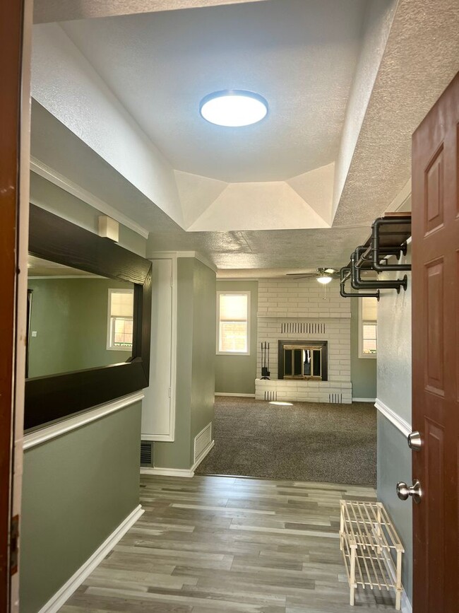 Building Photo - 1310 E Buckhorn Dr