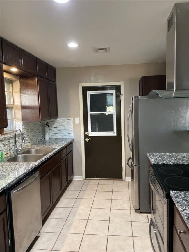 Building Photo - 4708 SE Sunnymeade