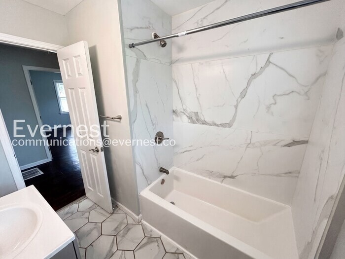 Building Photo - 1345 Twin Oaks Cir SE