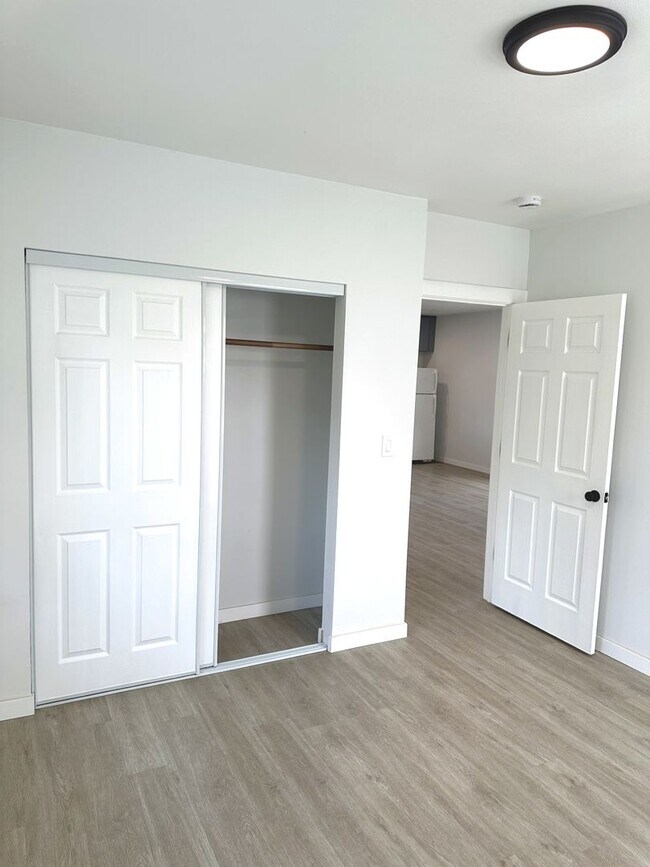 Building Photo - 47006a