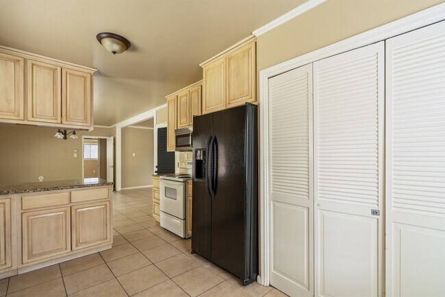 Building Photo - 214 W Strickland St