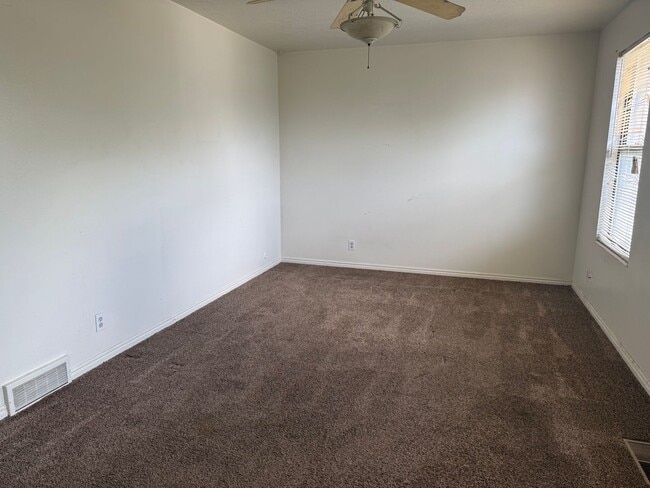 Building Photo - Beautiful Kaysville townhouse