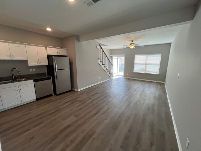 Building Photo - Beautiful 3/2.5 Duplex in Blue Springs!