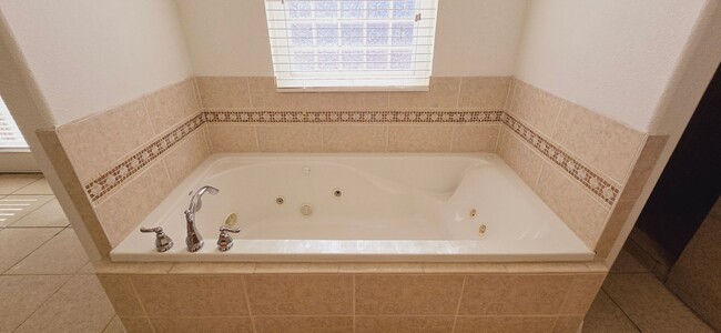 Building Photo - Stunning 4 bedroom, 2.5 bath home in West ...