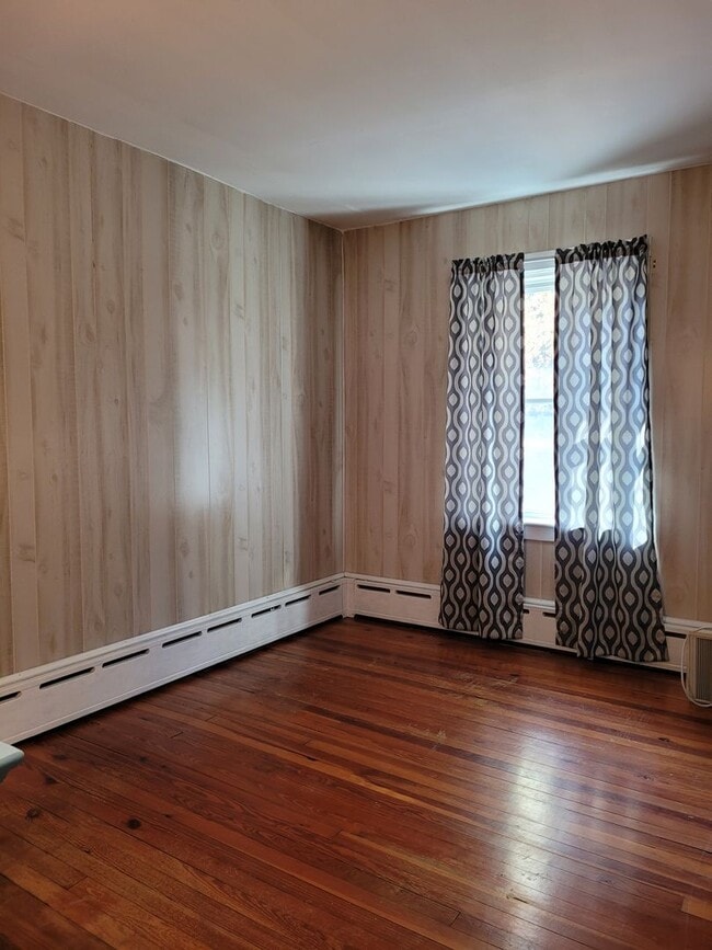 Building Photo - 206 Roxbury Rd