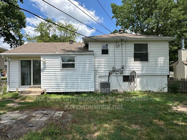 Building Photo - 5029 NE 56th Pl
