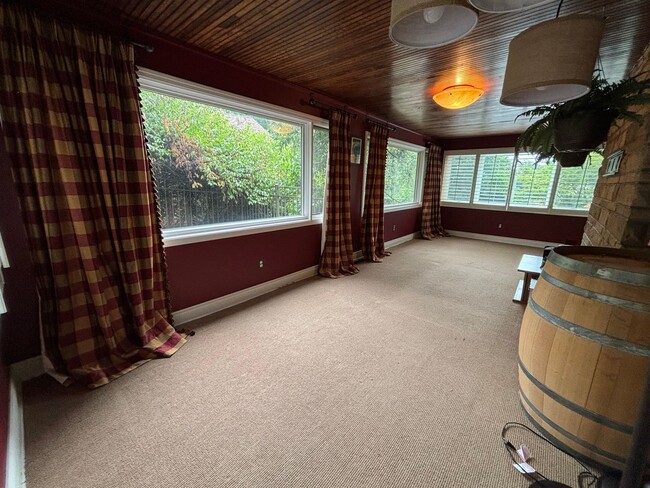 Building Photo - Beautiful 4 Bedroom Home In Mt. Lebanon!