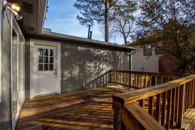 Building Photo - 20 Laver Cir