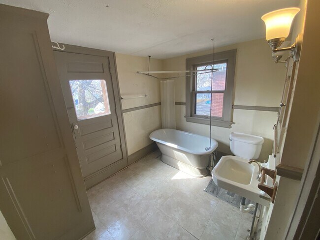 Building Photo - Charming 4-Bedroom Single Family Home for Rent!