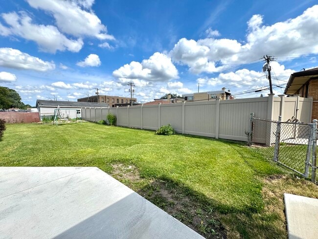 Building Photo - 2115 Sunnyside Ave
