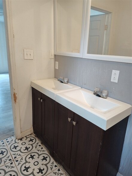 Building Photo - 527 W 6th St