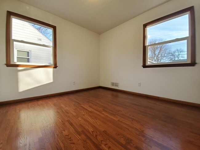 Building Photo - 2004-16 1/2 16 1/2 St NW