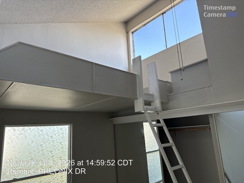 Building Photo - 5815 Phoenix Dr