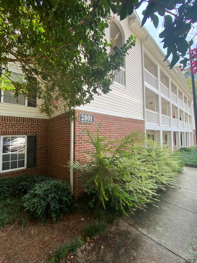 Building Photo - 2 bedroom / 2 bathroom - 3rd floor condo e...