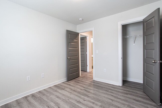 Building Photo - 715 W Vincent Dr